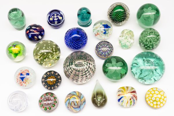 A GROUP OF TWENTY-FOUR GLASS PAPERWEIGHTS (24)