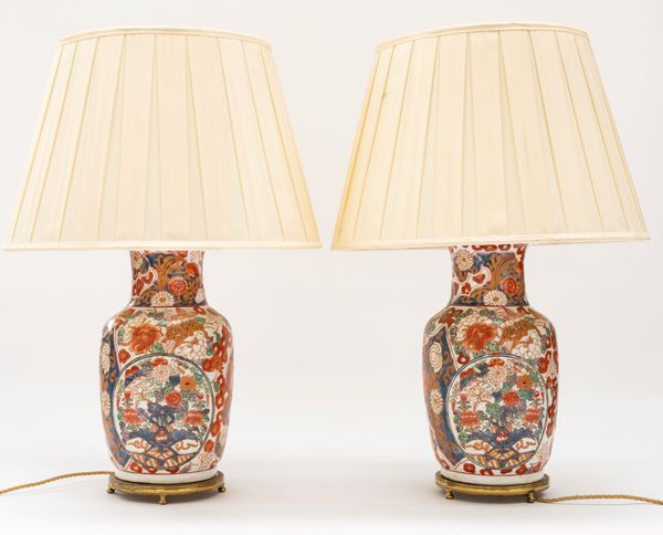 A PAIR OF IMARI STYLE PORCELAIN BALUSTER TABLE LAMPS