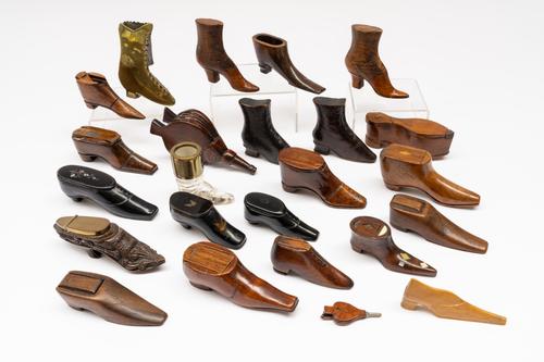 A GROUP OF TWELVE TREEN SHOE SNUFFS AND ANOTHER IN THE FORM OF BELLOWS (24)