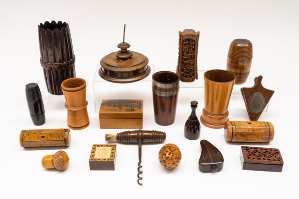 A GROUP OF TREEN ITEMS INCLUDING A LIGNUM VITAE POWER HORN (19)