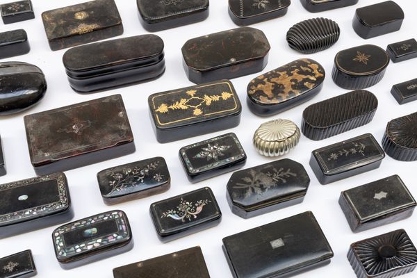 A GROUP OF THRITY TWO PAPIER-MÂCHÉ AND EBONISED SNUFF BOXES AND SMALL BOXES (33)