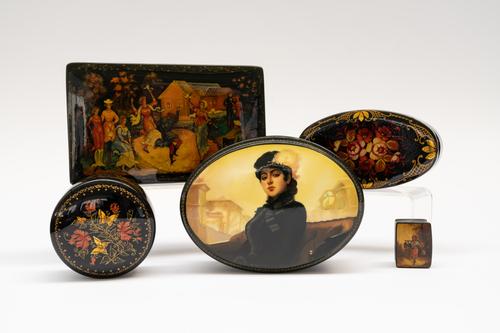 A GROUP OF TWENTY TWO LACQUERED BOXES AND SNUFF BOXES (22)