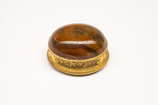 A MID-18TH CENTURY GILT-METAL MOUNTED AGATE PILL BOX