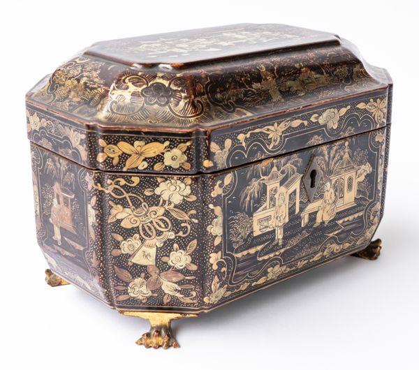 AN EARLY 19TH CENTURY CHINESE EXPORT CHINOISERIE DECORATED LIFT TOP BOX