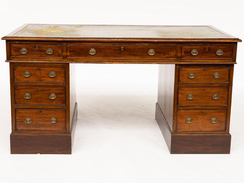 AN EARLY 20TH CENTURY MAHOGANY NINE DRAWER PEDESTAL DESK