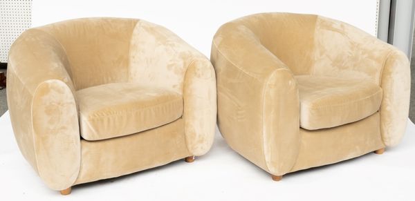 A PAIR OF MODERN TUB BACK EASY ARMCHAIRS ON TURNRD SUPPORTS