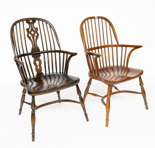 AN ASH AND ELM CRINOLINE STRETCHERED WINDSOR CHAIR (2)