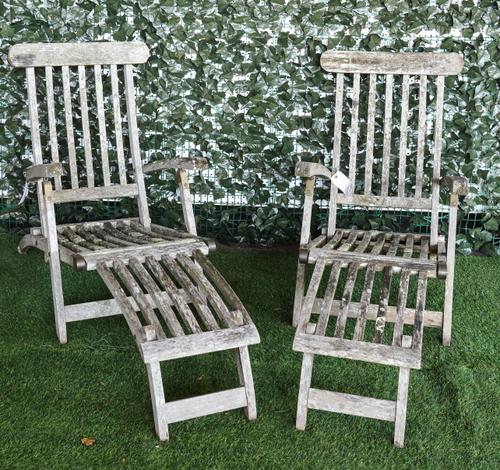 A PAIR OF HARDWOOD GARDEN STEAMER CHAIRS (2)
