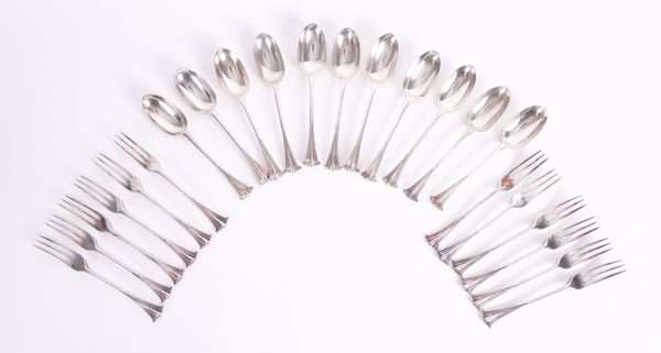 A GROUP OF VICTORIAN SILVER ONSLOW PATTERN TABLE FLATWARE (23)