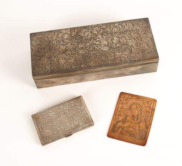 A RECTANGULAR TABLE CIGARETTE BOX AND TWO FURTHER ITEMS (3)