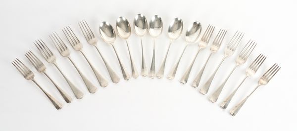 A GROUP OF SILVER OLD ENGLISH PATTERN TABLE FLATWARE (18)