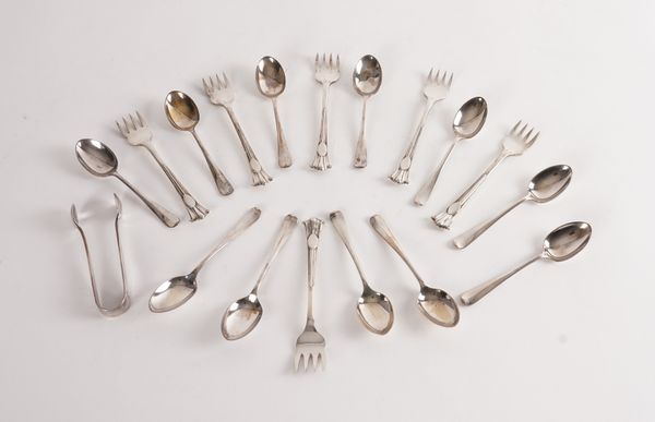 A GROUP OF SILVER FLATWARE (18)