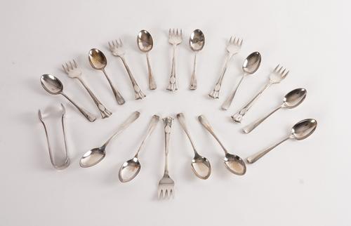 A GROUP OF SILVER FLATWARE (18)