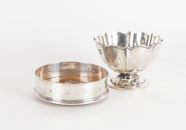 A SILVER BOWL AND A SILVER MOUNTED BOTTLE COASTER (2)