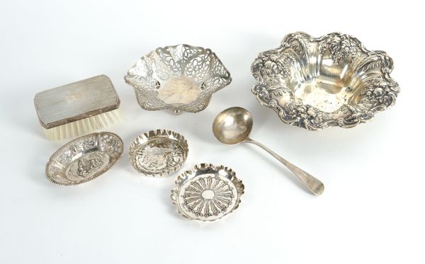 A GROUP OF SILVER AND SILVER MOUNTED WARES (7)