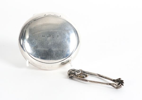 A SILVER TOBACCO BOX AND A PAIR OF HUMPTY DUMPTY SUGAR NIPS (2)