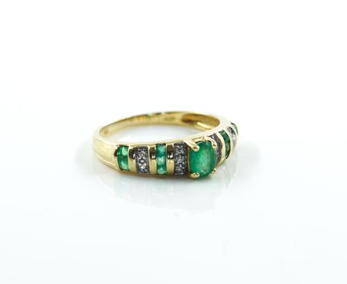 A GOLD, EMERALD AND DIAMOND RING