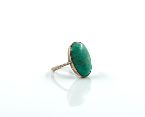 A GOLD AND AMAZONITE SINGLE STONE RING