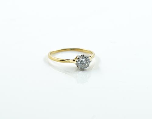 A GOLD AND DIAMOND SINGLE STONE