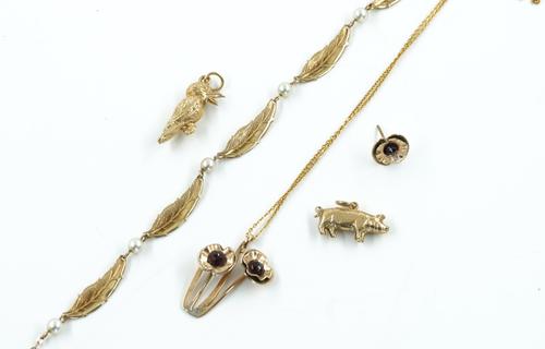 FIVE ITEMS OF JEWELLERY (5)