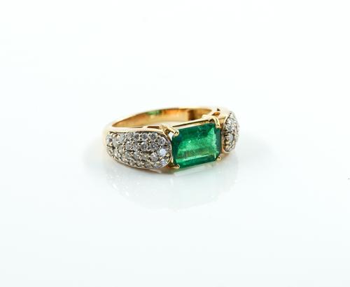 A GOLD, EMERALD AND DIAMOND RING