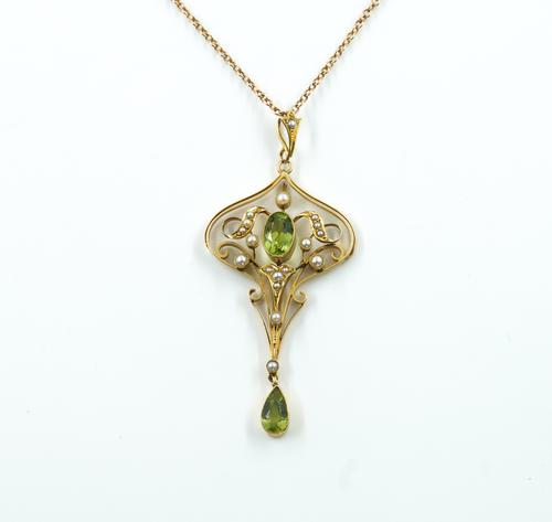 A GOLD, PERIDOT AND SEED PEARL PENDANT, WITH A NECKCHAIN (2)