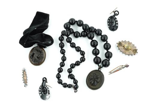 A VICTORIAN SILVER AND CITRINE BROOCH AND SIX FURTHER ITEMS (7)