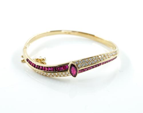 A GOLD, RUBY AND DIAMOND BANGLE