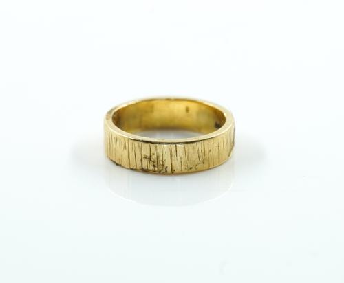 A GOLD WEDDING BAND RING