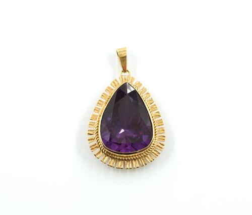 A GOLD AND SYNTHETIC CORRUNDUM IMITATING ALEXANDRITE PENDANT