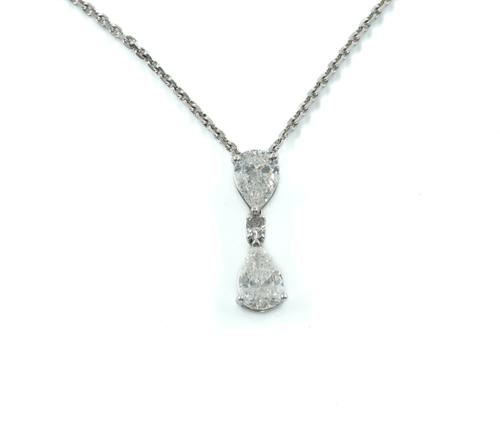 AN 18CT WHITE GOLD AND DIAMOND PENDANT