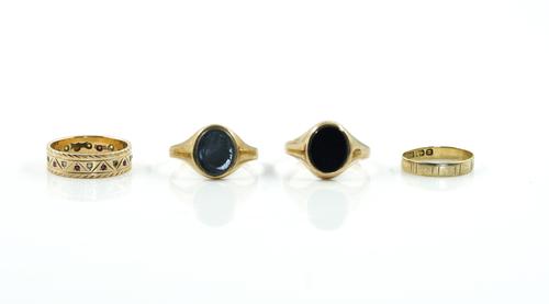 FOUR 9CT GOLD RINGS (4)