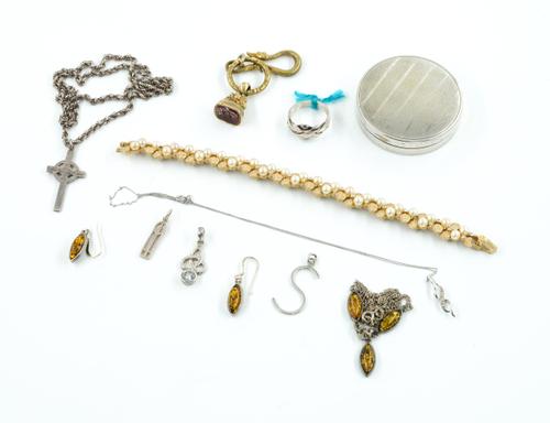 A CORNELIAN PENDANT FOB SEAL AND ELEVEN FURTHER ITEMS (12)