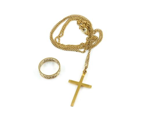 A 9CT GOLD BAND RING, A 9CT GOLD PENDANT CROSS AND A NECKCHAIN (3)