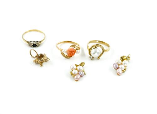 FIVE ITEMS OF JEWELLERY (5)