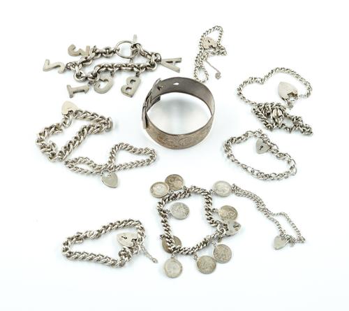 A GROUP OF SILVER JEWELLERY (11)
