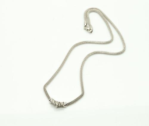 A WHITE GOLD AND DIAMOND THREE STONE NECKLACE