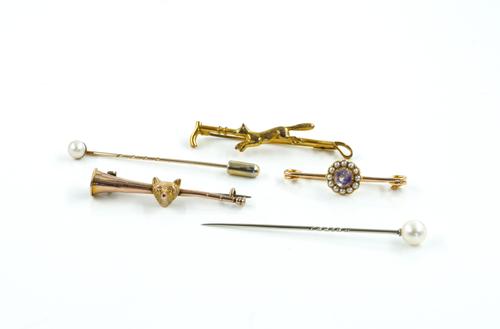 THREE BAR BROOCHES AND TWO CULTURED PEARL STICK PINS (5)