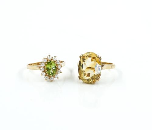 A 9CT GOLD, PERIDOT AND CULTURED PEARL CLUSTER RING AND A 9CT GOLD AND CITRINE SINGLE STONE RING (2)