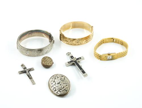 A VICTORIAN OVAL PENDANT LOCKET AND SIX FURTHER ITEMS (7)