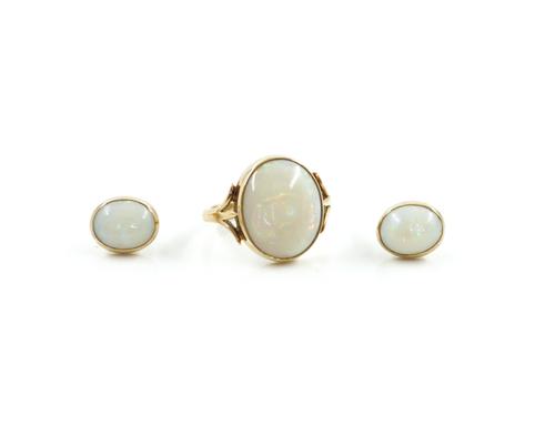 A 9CT GOLD AND OPAL SINGLE STONE RING AND A PAIR OF OPAL SINGLE STONE EARSTUDS (2)