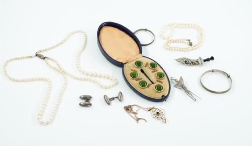 A GROUP OF JEWELLERY (9)