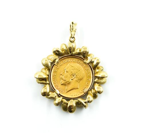 A GEORGE V SOVEREIGN MOUNTED AS A PENDANT