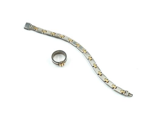 A TIFFANY AND CO SILVER BRACELET AND A TIFFANY AND CO SILVER RING (2)