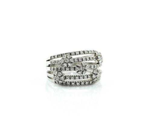 A WHITE GOLD AND DIAMOND RING