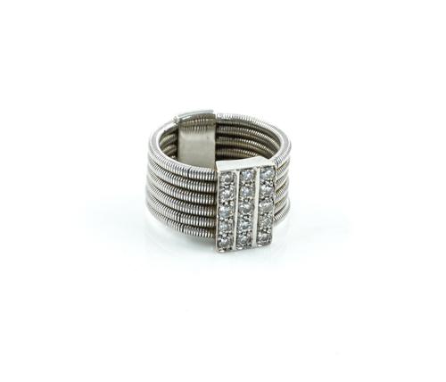 A WHITE GOLD AND DIAMOND RING