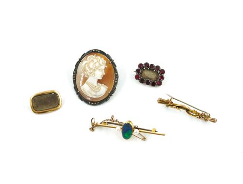 A CAMEO BROOCH AND FOUR FURTHER BROOCHES (5)