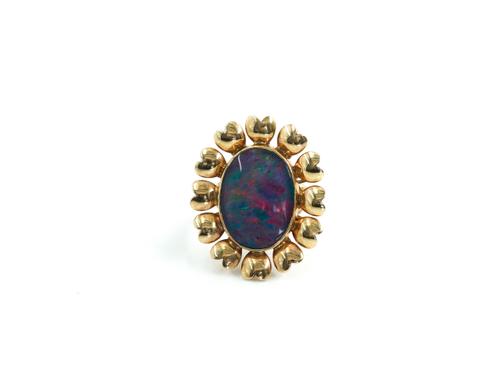 A 9CT GOLD AND OPAL DOUBLET RING