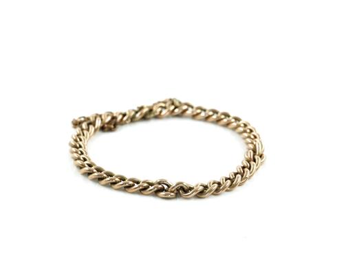 A GOLD CURB LINK BRACELET