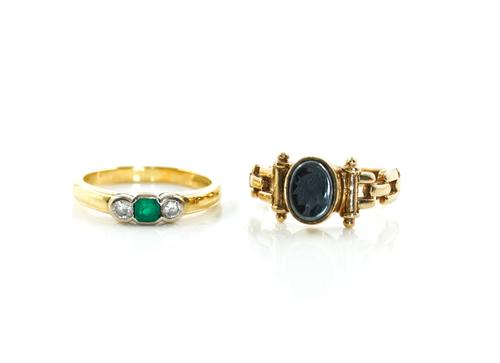 AN 18CT GOLD, EMERALD AND DIAMOND THREE STONE RING AND A 9CT GOLD AND HAEMATITE RING (2)